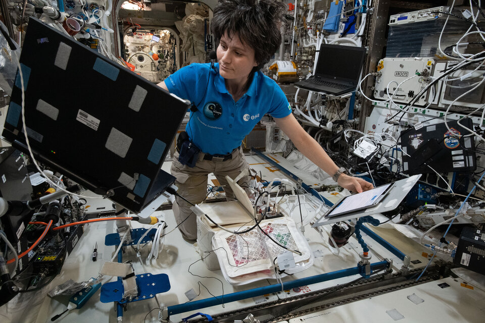 A bordo della ISS, Samantha esegue l'esperimento Acoustic Diagnostics