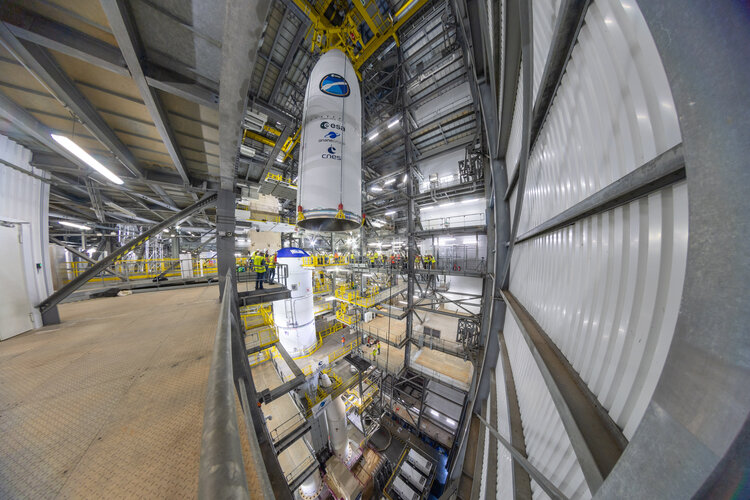 ARIANE 6 upper composite transfer-installation Oct22 c ESA-M Pédoussaut