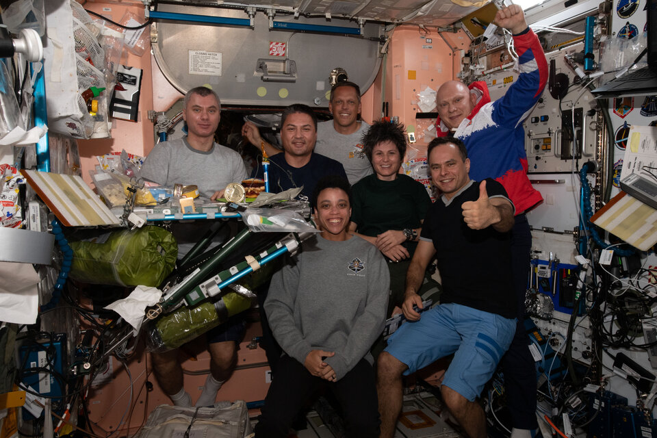 Expedition 67 macht ein Foto beim Abendessen
