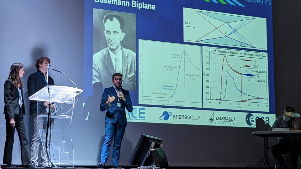 ICSpace team presenting their project during Suborbital day 2022