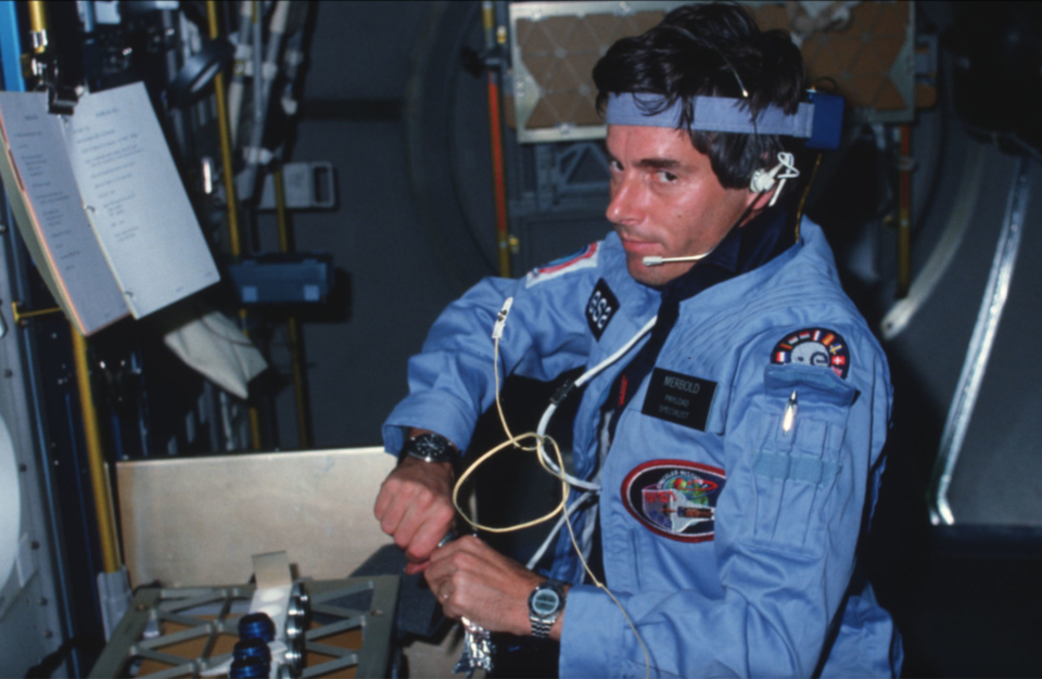 Ulf Merbold, astronaute de l’ESA, a porté le premier écusson de l’ESA dans l’espace.