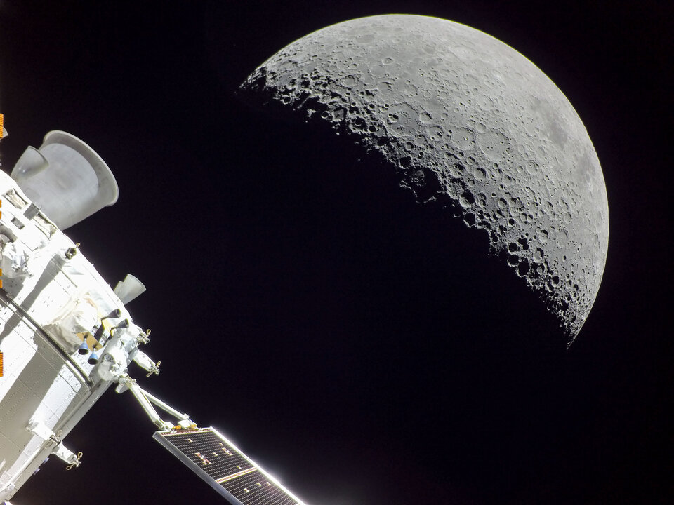 Artemis I : le Module de service européen ESM avec la Lune en arrière-plan