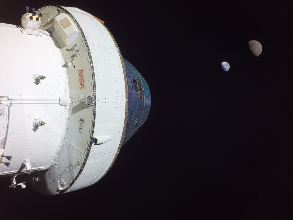 Kosmická loď Orion s Evropským servisním modulem během mise Artemis I