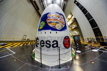 Juice encapsulated in Ariane 5 fairing