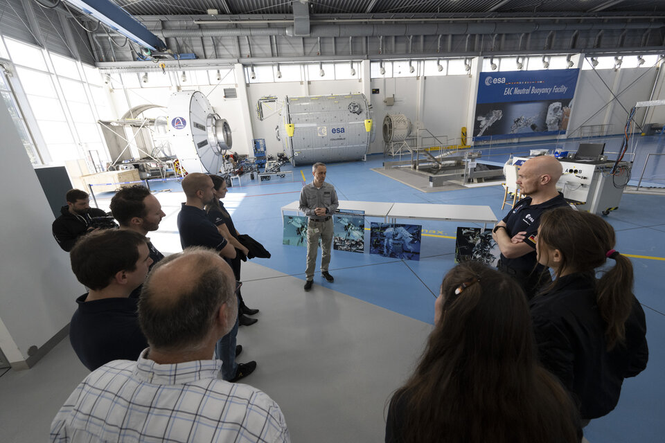 Les candidats astronautes débutent leur formation – Laboratoire de flottabilité neutre (NBF)