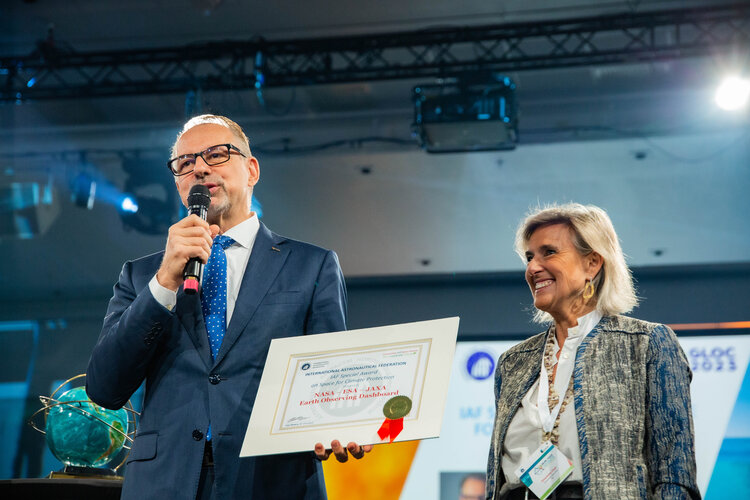 Josef Aschbacher and Simonetta Cheli accepting the Space for Climate Protection Award