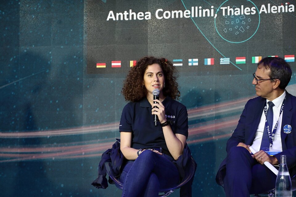 Anthea Comellini, qui a intégré fin 2022 la réserve des astronautes de l'ESA, travaille chez Thales Alenia Space à Cannes où elle est impliquée dans des projets relatifs à la gestion des débris spatiaux. 