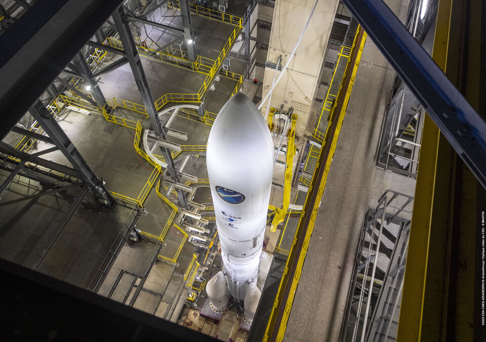 Ariane 6 dans son portique mobile