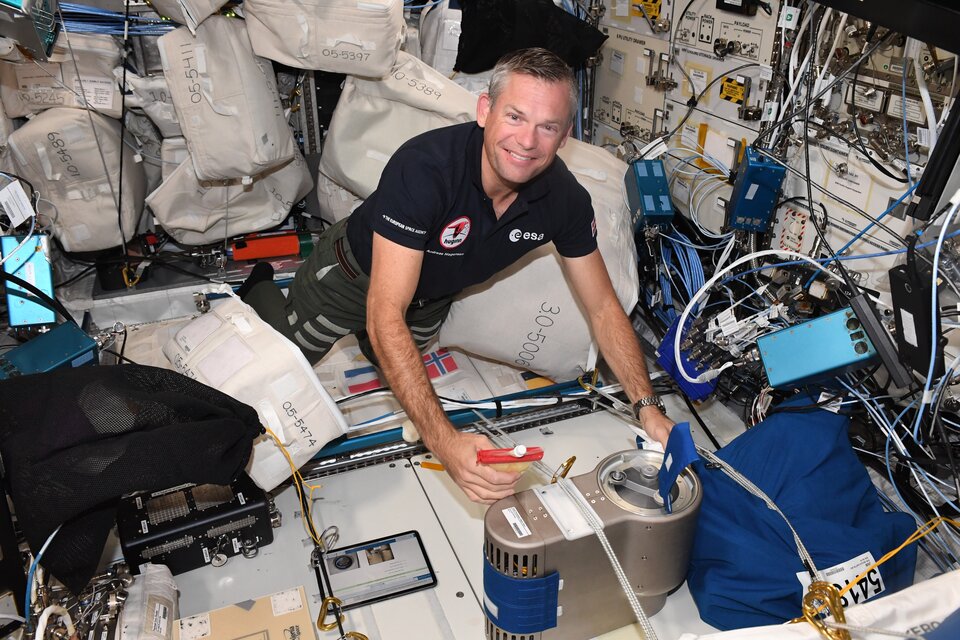 Kosmonaut ESA Andreas Mogensen v laboratoři Columbus na ISS