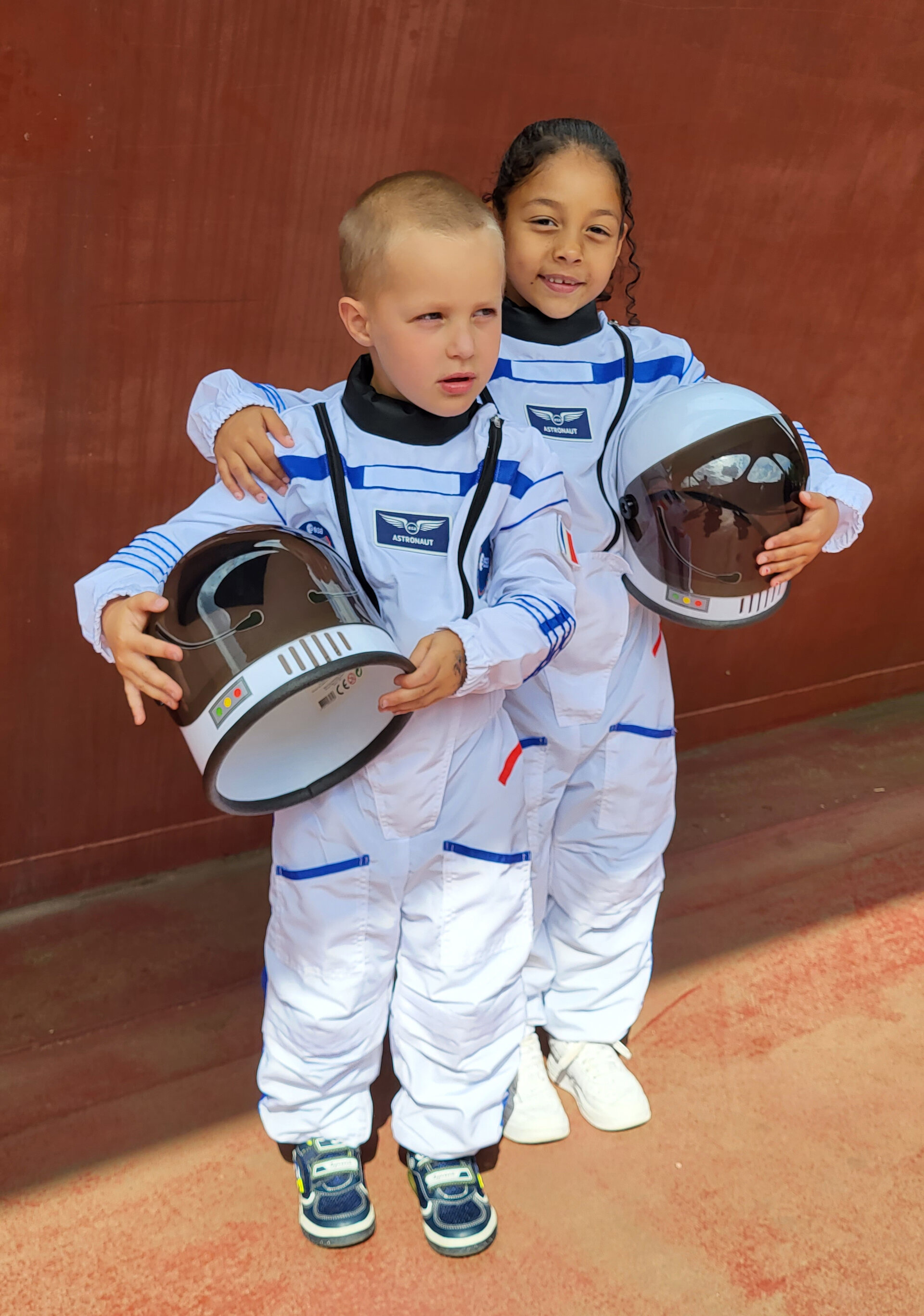 Children wearing Pouce et Compagnie ESA-branded astronaut outfits