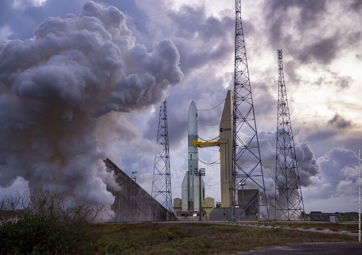 Ariane 6 plumes during combined hot fire test