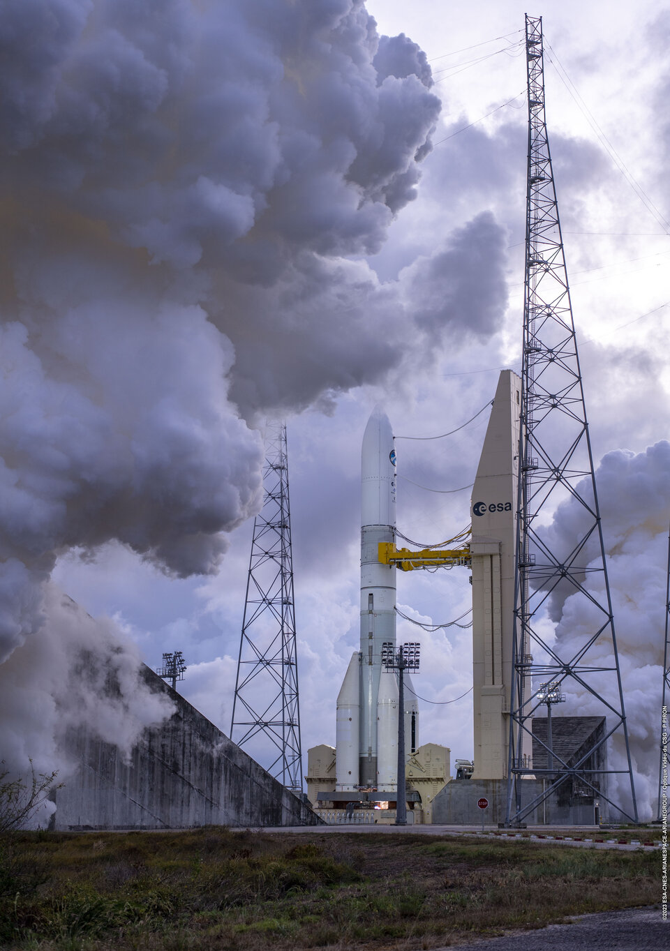 Ariane 6 pluimen tijdens gecombineerde 'hot-fire' test