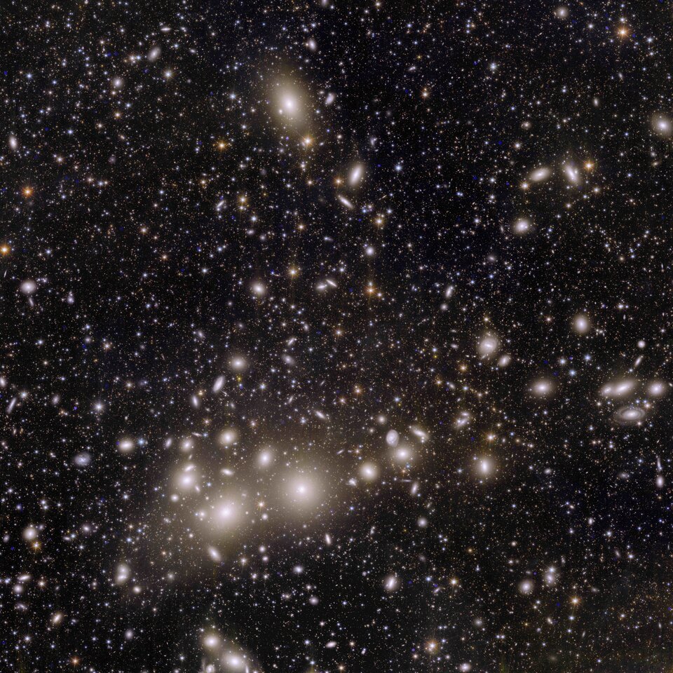 L'ammasso di galassie Perseo nell'immagine dalla missione Euclid 