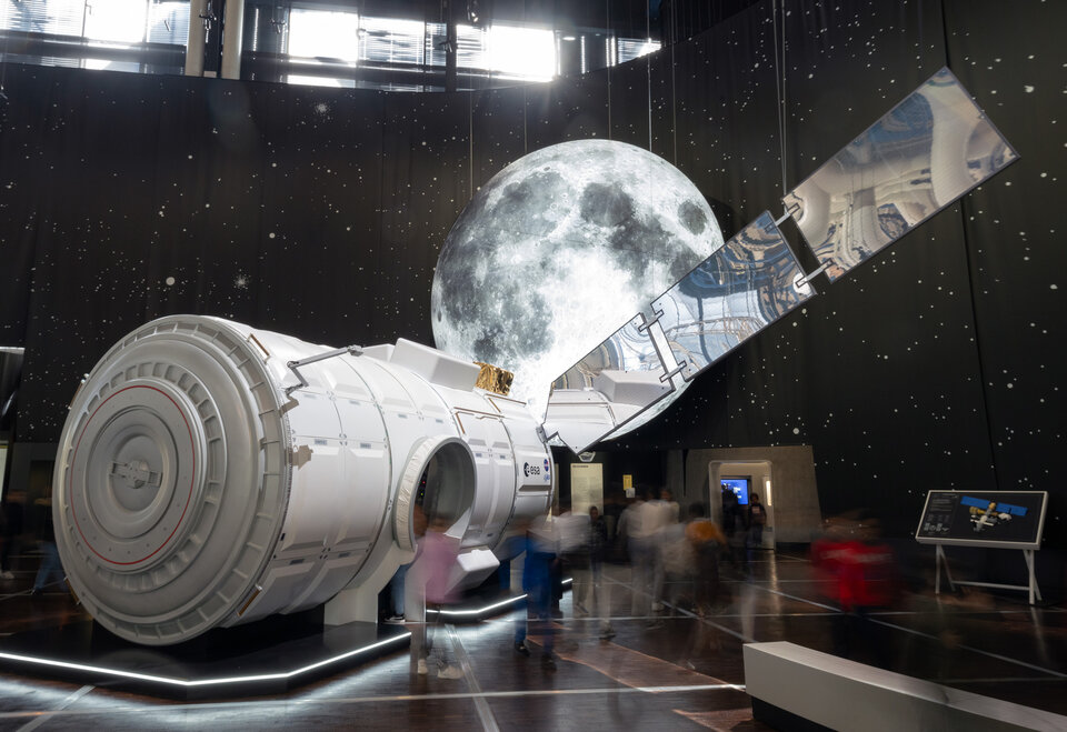 Une Lune de 7 mètres de diamètre veille sur la maquette à l’échelle 1 du module I-Hab de la future Station lunaire Gateway 