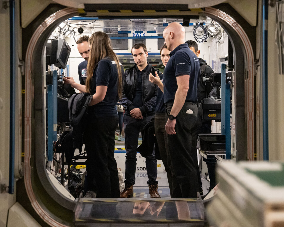 Les candidats astronautes de l’ESA à l’intérieur de la maquette de la Station au Centre spatial Johnson de la NASA.