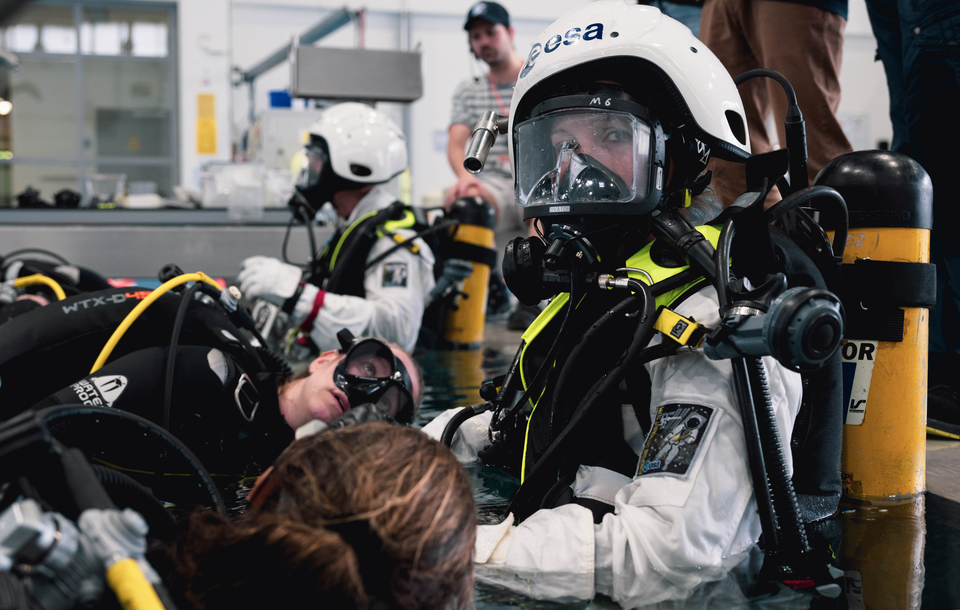 ESA astronaut kandidaat Sophie Adenot tijdens een ruimtewandeling trainingsles in ESA's Neutral Buoyancy Facility.