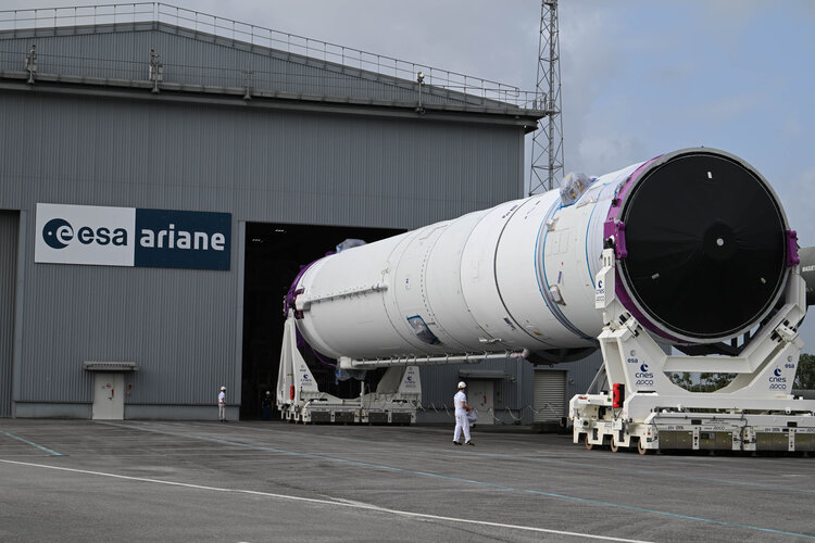 Moving Ariane 6 central core for inaugural flight