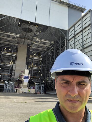 Franck in front of Ariane 6 mobile building