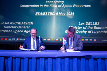 Josef Aschbacher and Lex Delles sign a memorandum of cooperation