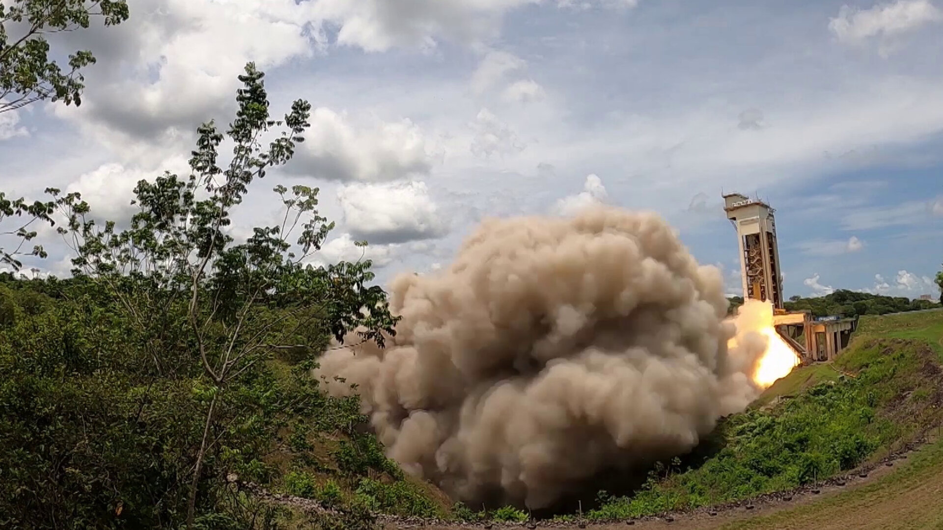 The second qualification model of the P120C solid rocket motor, configured for Ariane 6, completed its hot firing on 7 October 2020 at Europe's Spaceport in French Guiana.