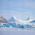 The calving glacier front of the Kongsbreen