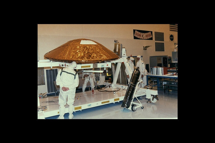 Huygens ready for integration with Cassini Orbiter