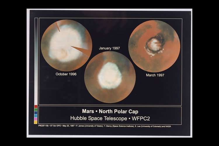 Seasonal changes in Mars' north polar ice cap