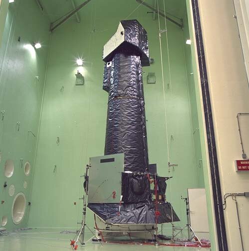 Akoestische tests met XMM-Newton te ESTEC in Noordwijk (Nederland) voor de lancering van het observatorium in 1999