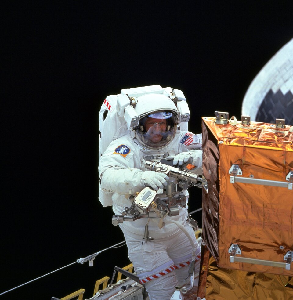 Claude Nicollier realizando una reparación de Hubble