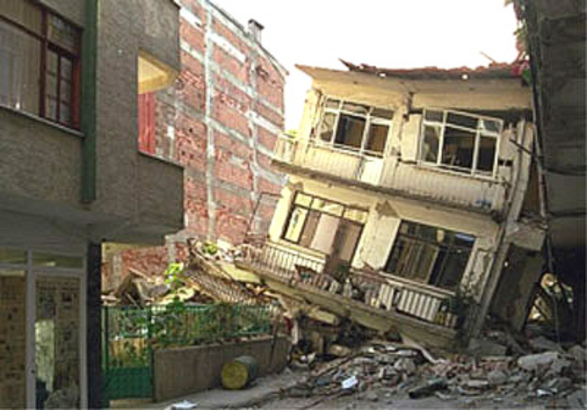 Effeti di un terremoto: edifici e infrastrutture abbattuti