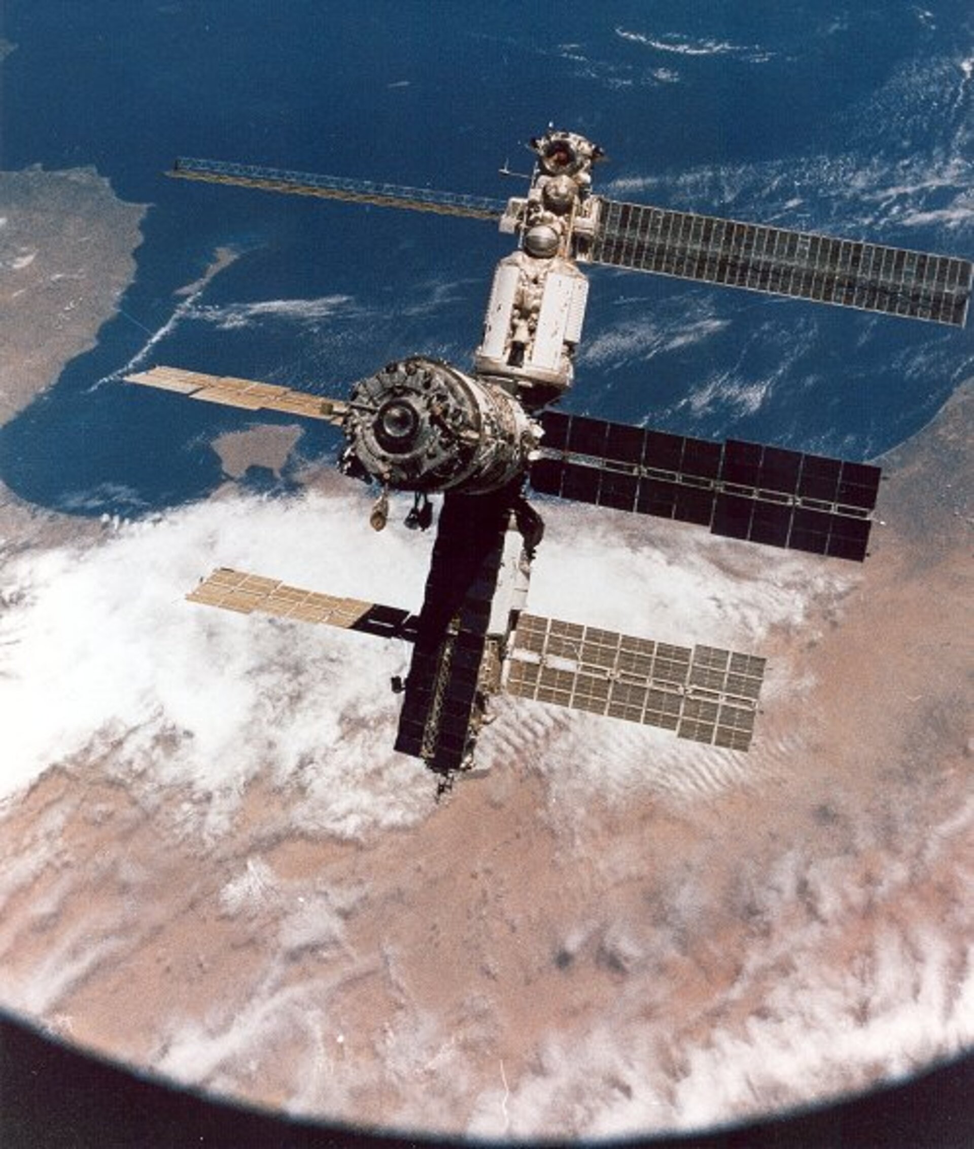02 mir. Станция мир 1986. Космическая орбитальная станция мир. 1986 Запущена Советская орбитальная станция «мир». Станция мир 2001.