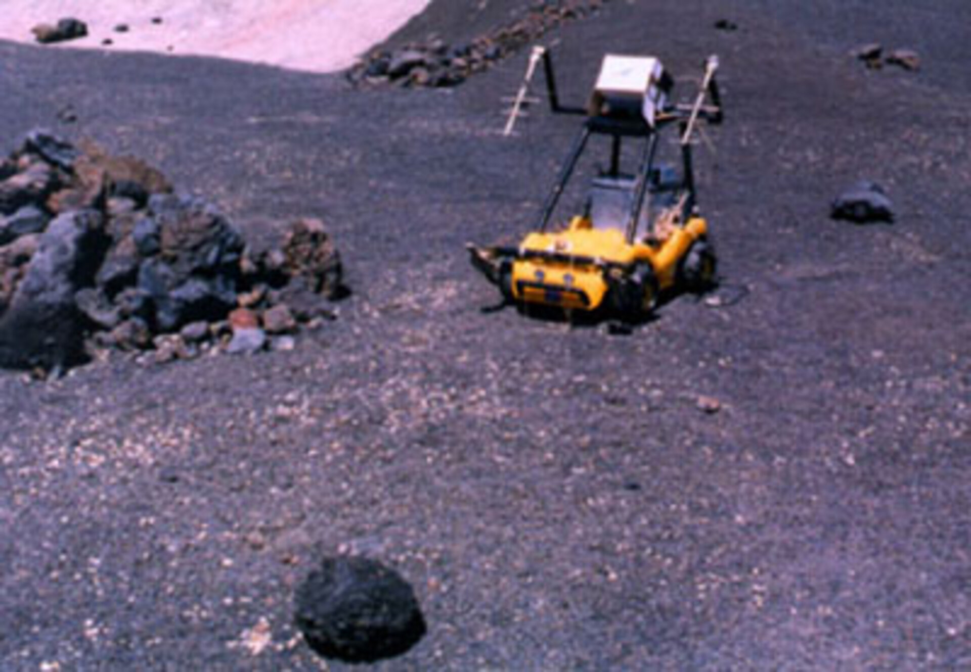 Das Radar GINGER auf einem Modell-Rover im Test