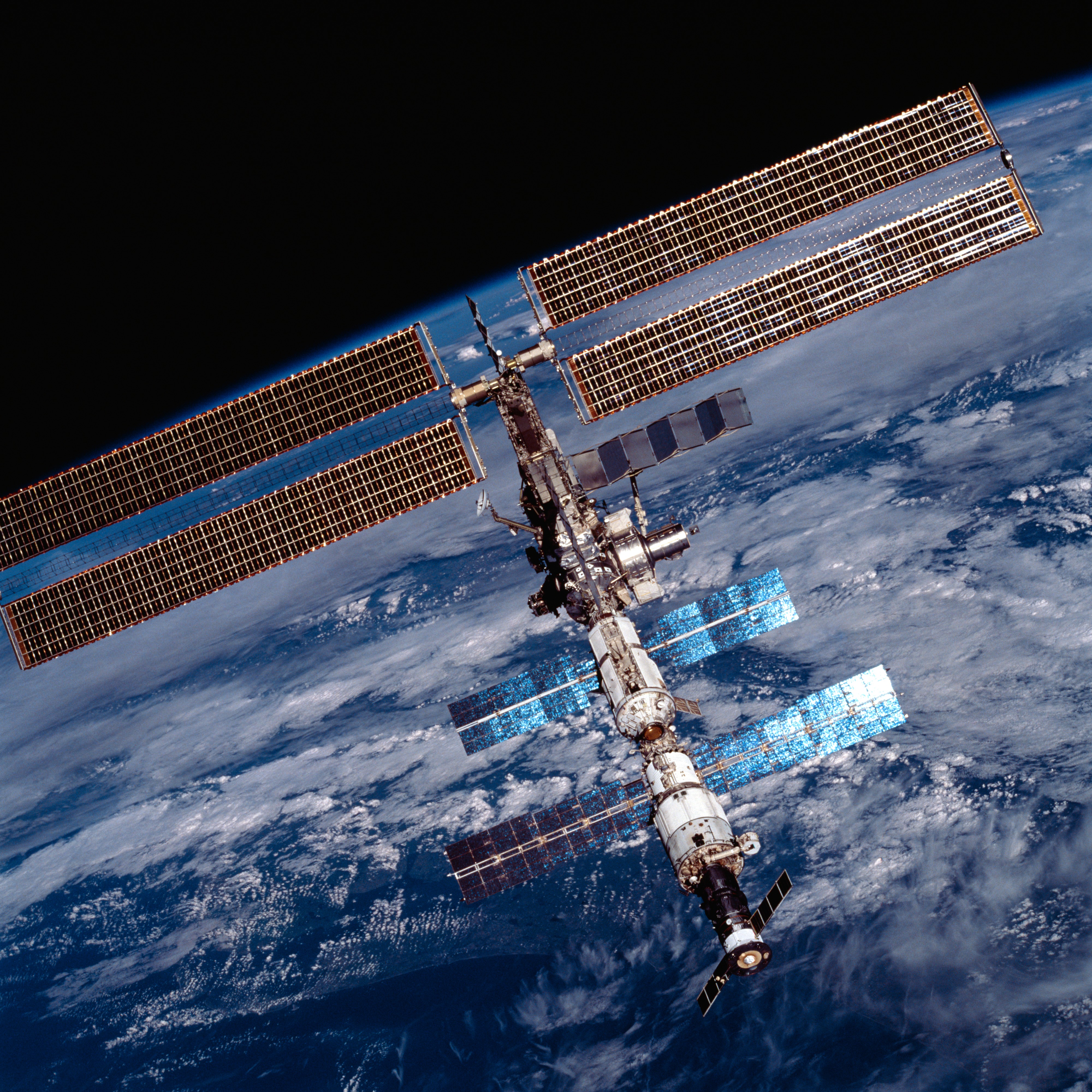 Сколько орбитальных станций в космосе сейчас. Международная Космическая станция ISS. Модуль МКС p6. МКС 2001. Спутник НАСА станция МКС.