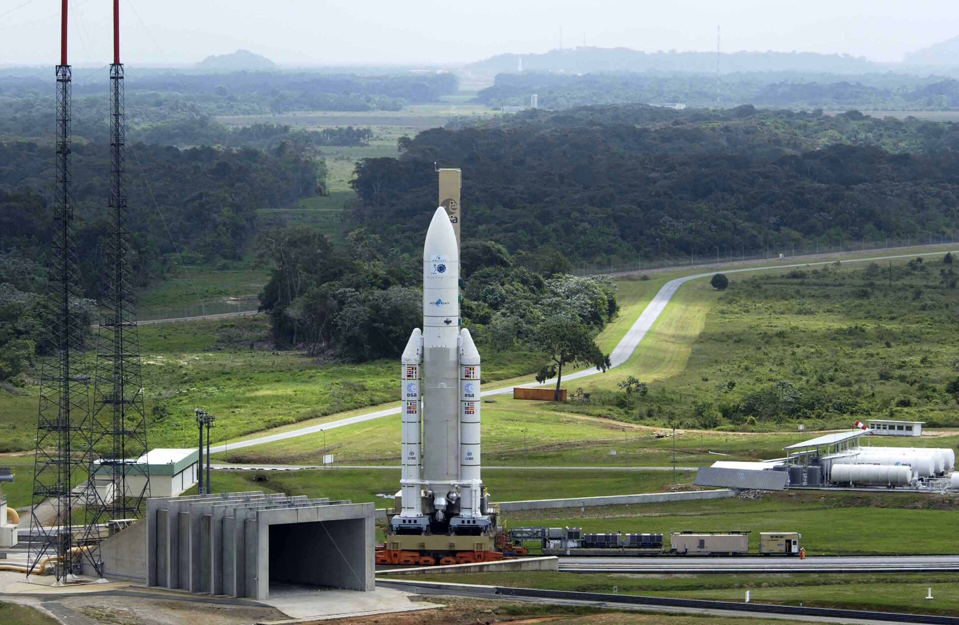 Ariane 5 in direzione alla piattaforma di lancio