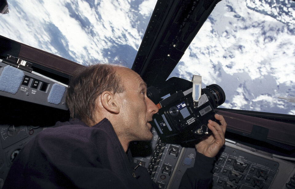 Gerhard Thiele observando la Tierra
