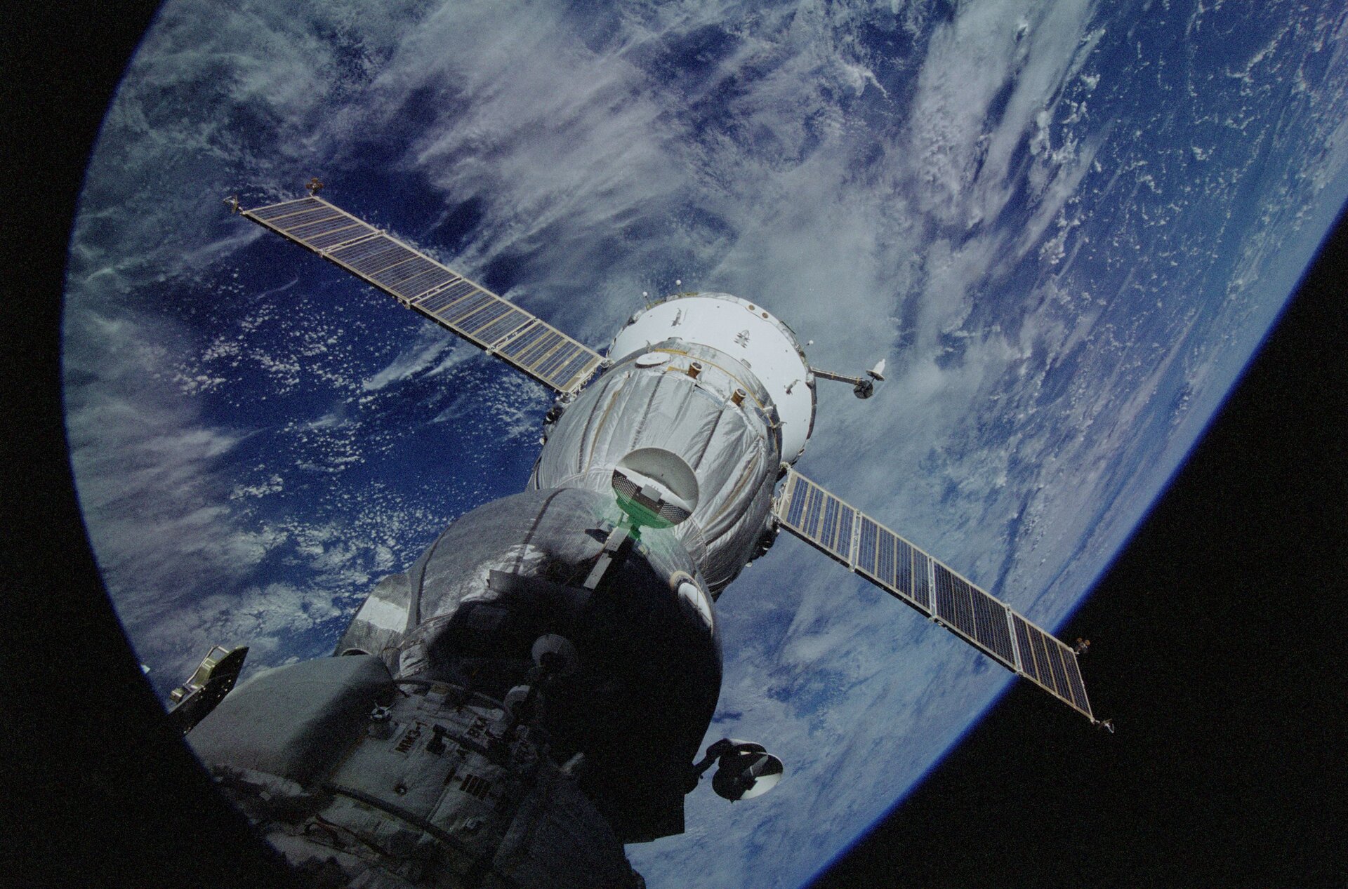 Een Sojoez-ruimteschip koppelt met het International Space Station