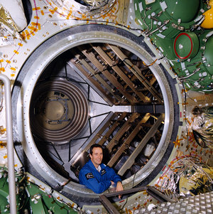 L'astronaute Jean-François Clervoy de l'ESA à l'intérieur du module pressurisé de l'ATV à l'ESTEC aux Pays Bas