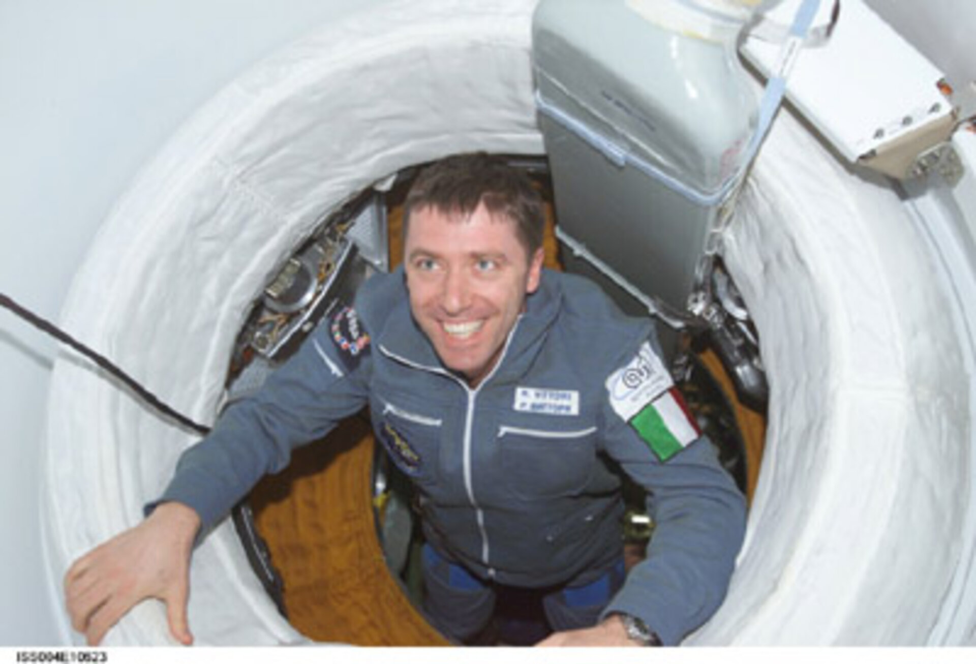 Roberto Vittori enters the ISS