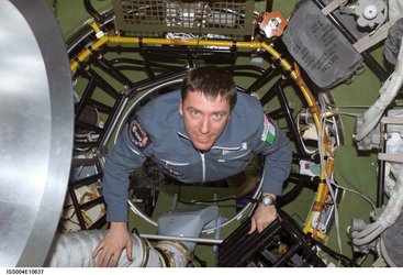 Roberto Vittori enters the ISS