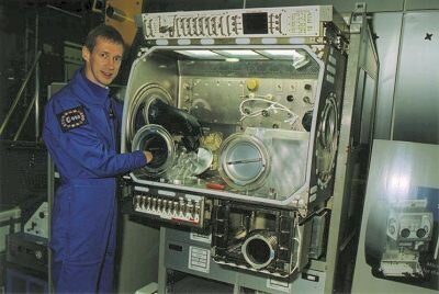 Frank De Winne aan het werk met de Microgravity Science Glovebox (MSG)