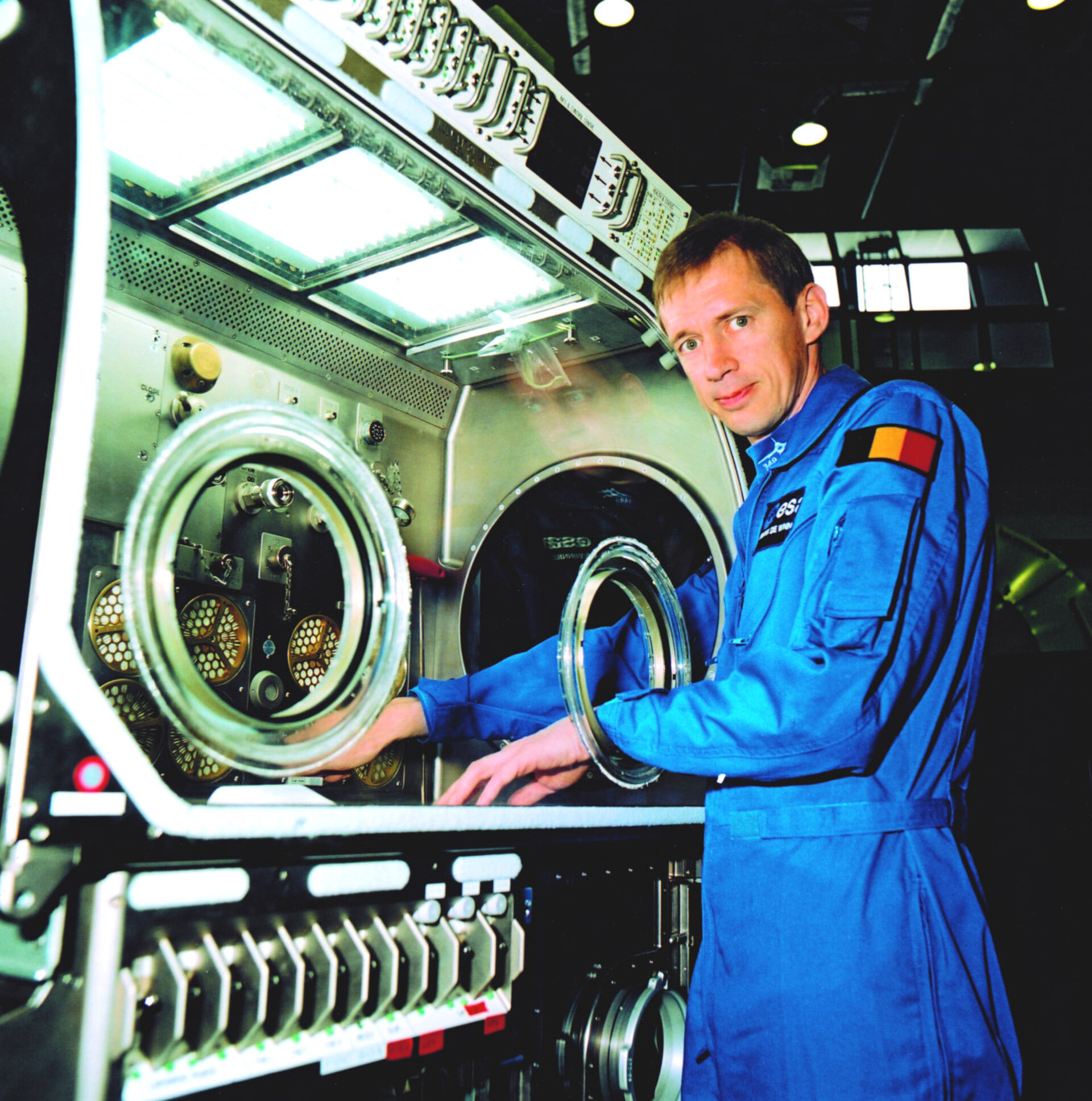 Frank De Winne at ESTEC with the Microgravity Science Glovebox (MSG) training model
