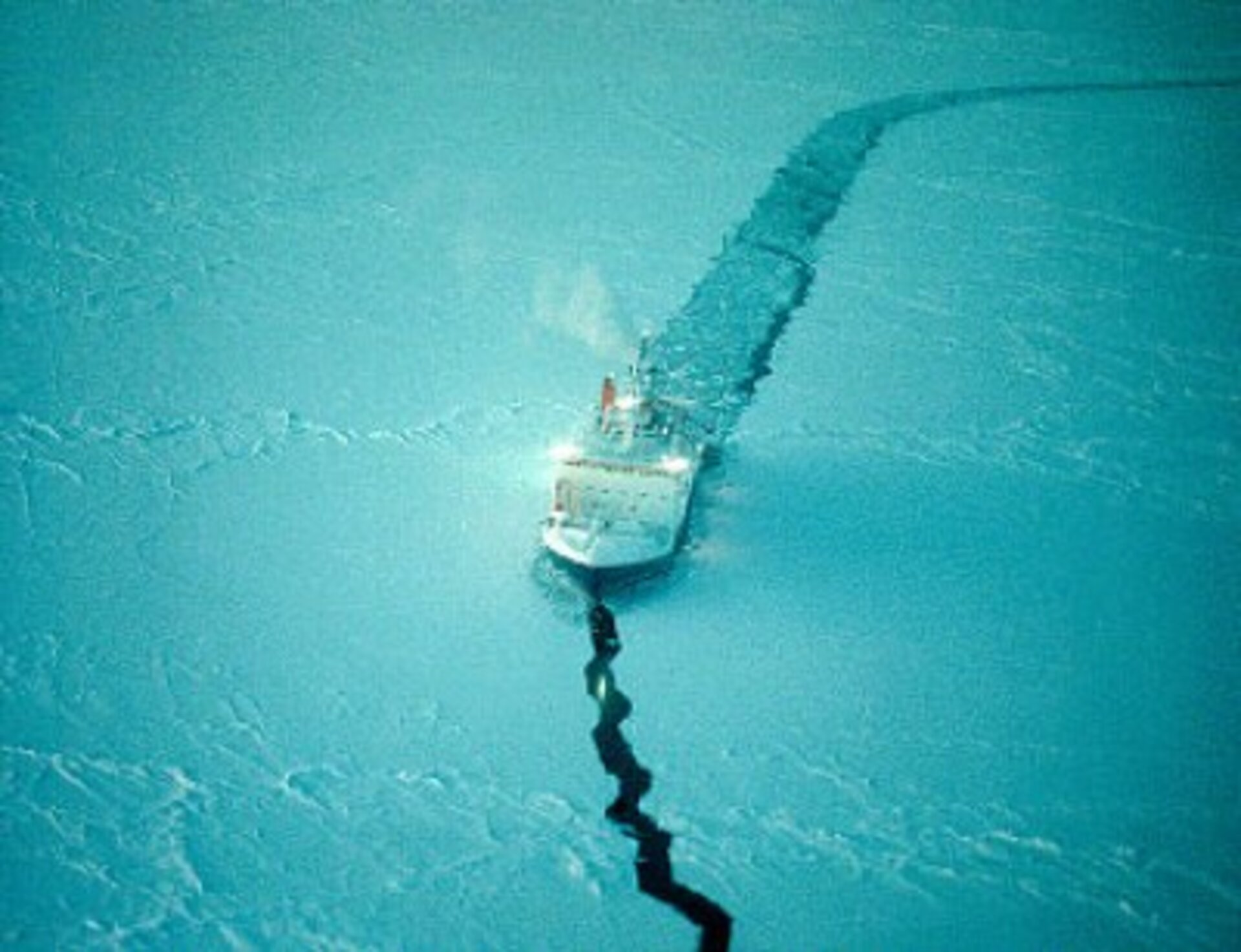 Рассекая воду плывет по реке. Ледокол крушит лед. Ледокол проламывает лед. Океан возможностей. Ледовая проводка.