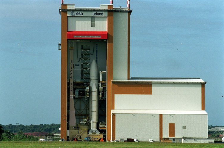 Satellite preparation facilities - Ariane 504 in the BAF building