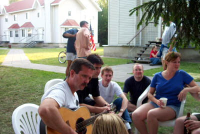 Chris (een Canadese astronaut) speelde op de gitaar en iedereen zong mee