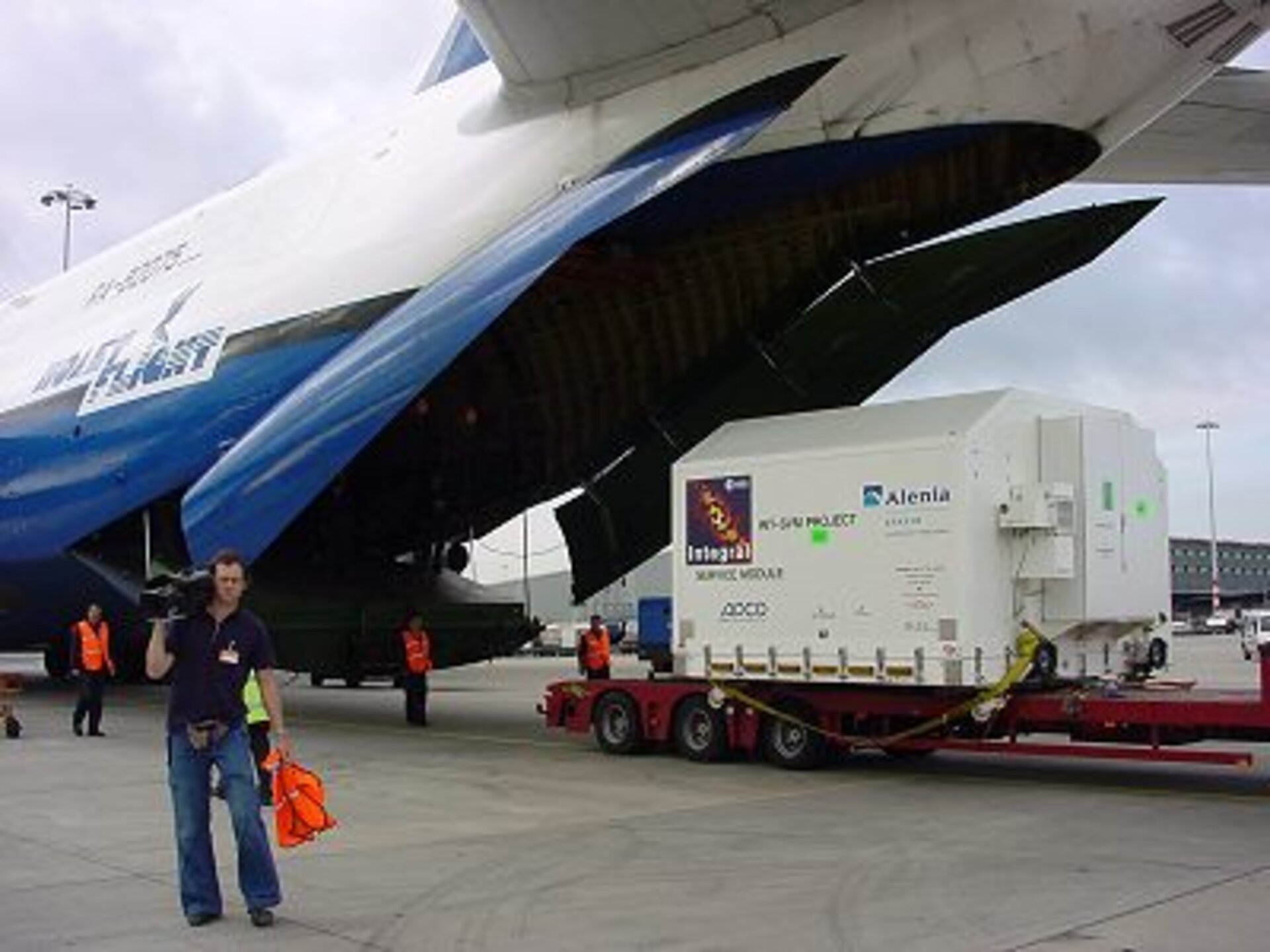 Integral is loaded onto the Antonov 124 at Schiphol