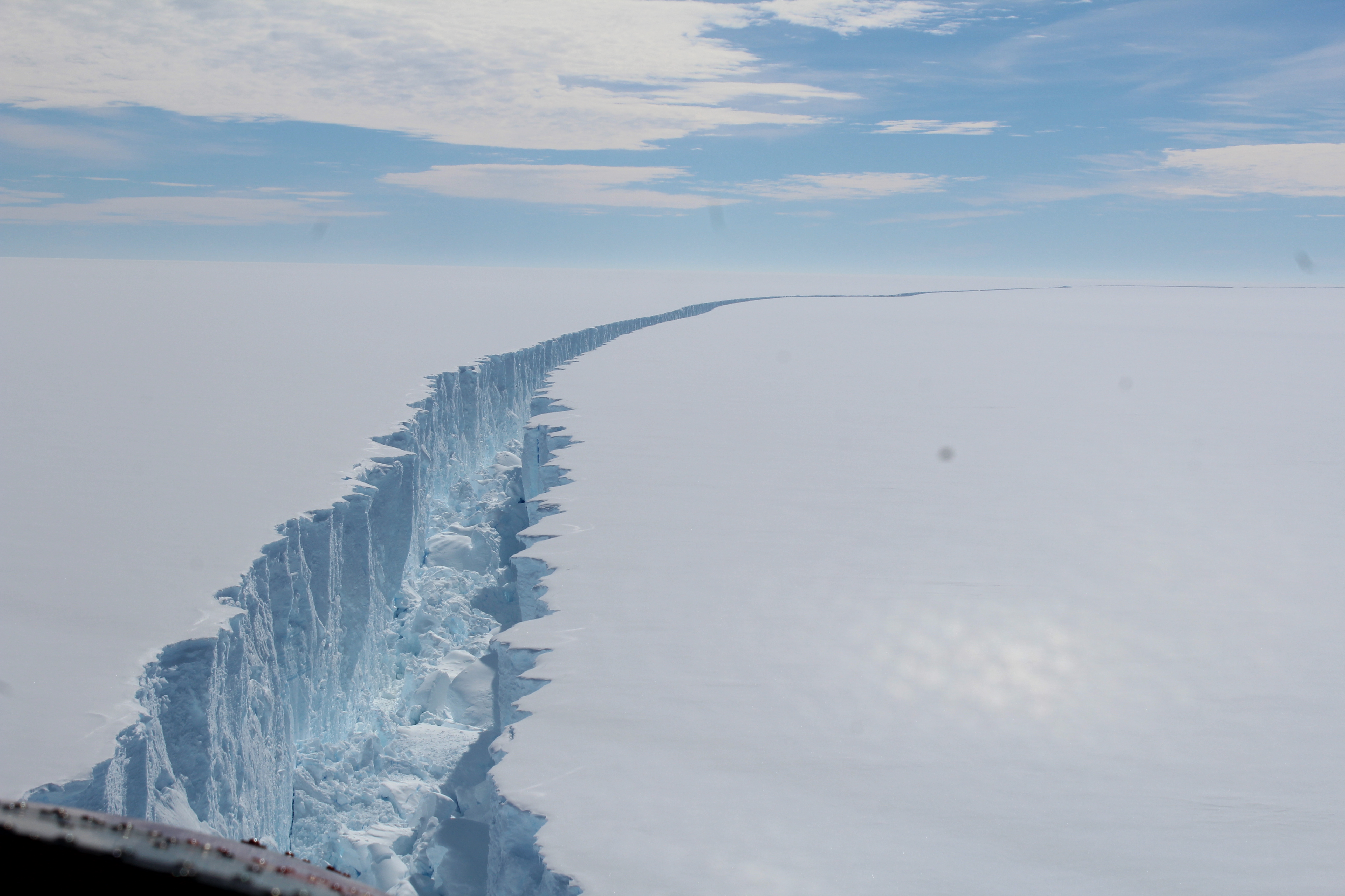 Трещина в горах. Айсберг Ларсен. Ледник Ларсена. Шельфовый ледник Ларсена. Ледник Пайн Айленд Антарктида.