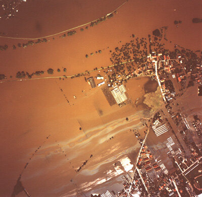 Überflutetes Dresden im Luftbild