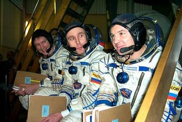 A crew of three: Frank De Winne, Sergei Zaletin, Yuri Lonchakov