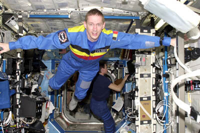 De Winne aan boord van het ISS in 2002