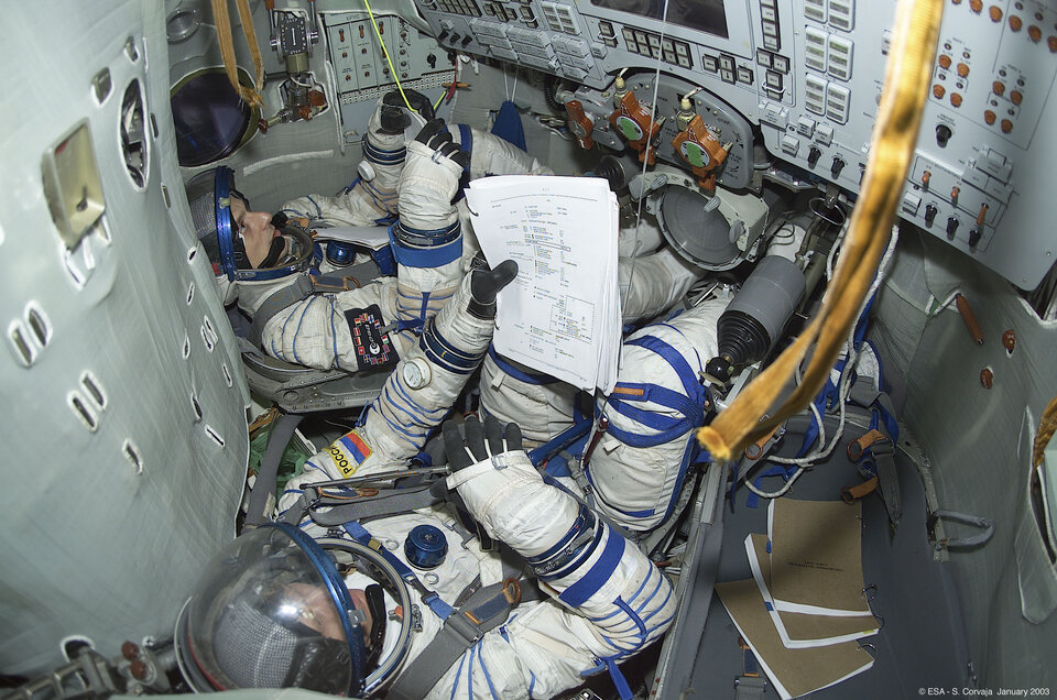 L'astronauta Pedro Duque durante l'allenamento, dentro il simulatore Soyuz a Star City